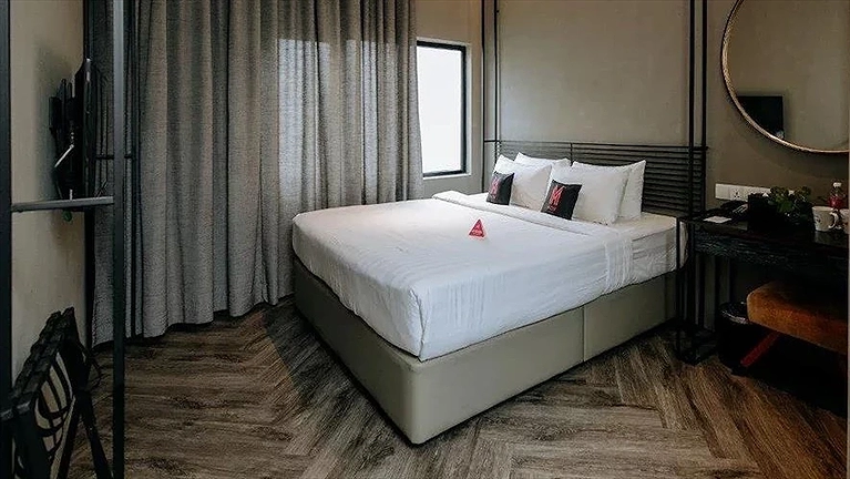 Standard King With Windows (King)