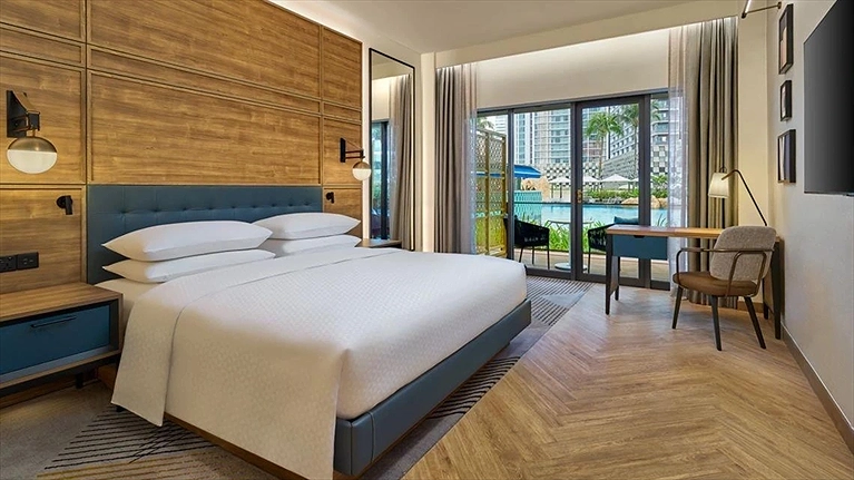 Cabana King hướng hồ bơi