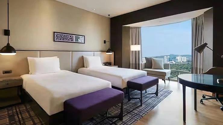 Twin Executive Lake View