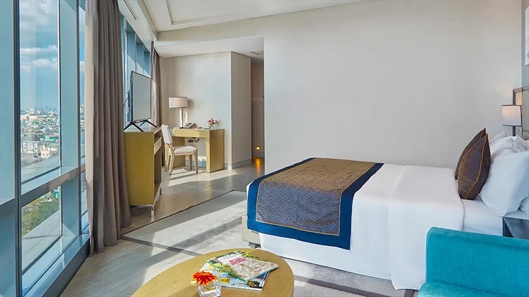 Runway Corner Suite hướng sân bay