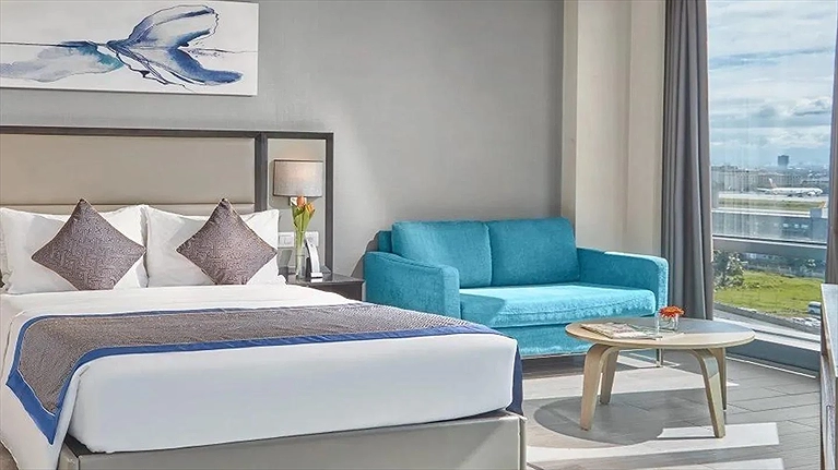 Runway Corner Suite hướng sân bay