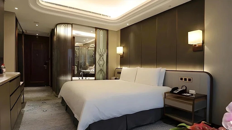 Superior Garden-view Queen