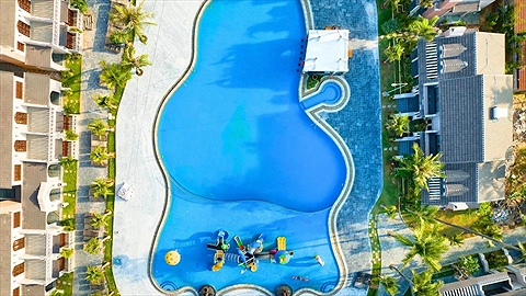 Hồ bơi ngoài trời