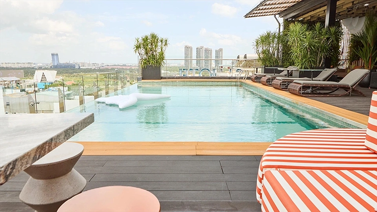 Khu vực hồ bơi rooftop 