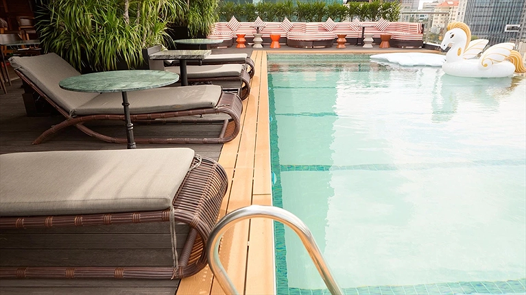 Khu vực hồ bơi rooftop 