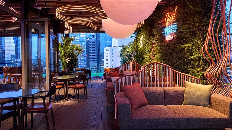 Phiêu Rooftop Pool Bar