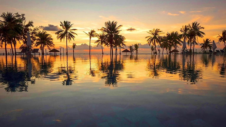 Hoàng hôn bên hồ bơi