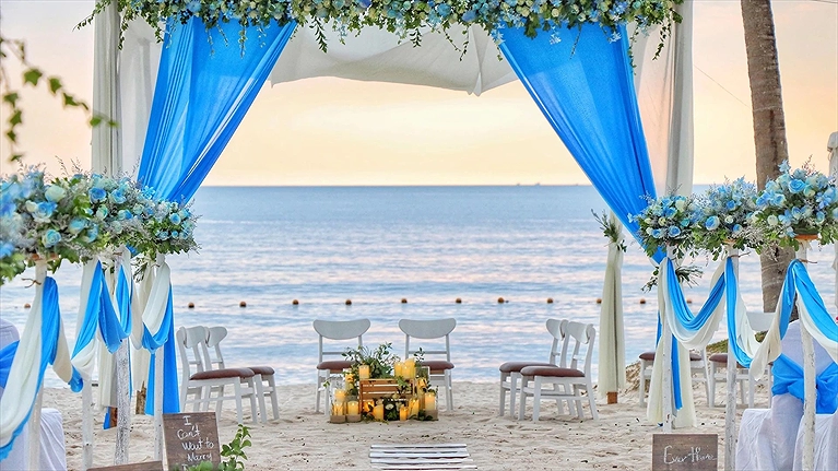 Tiệc cưới lãng mạn bên biển