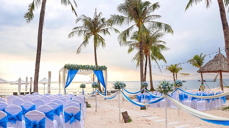 Tiệc cưới lãng mạn bên biển
