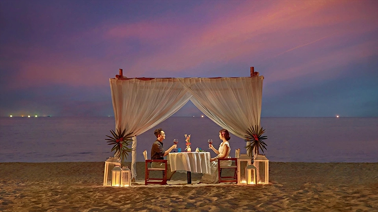 Bữa tối lãng mạn bên biển