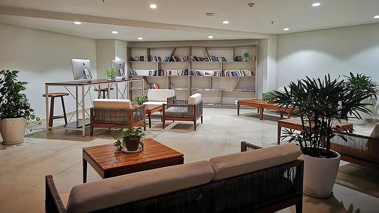 Khu vực thư viện tại sảnh