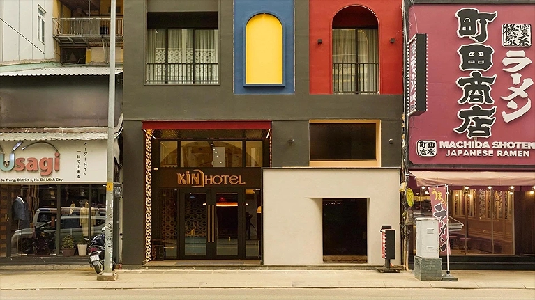 Phía trước khách sạn KiN Hotel Hai Bà Trưng