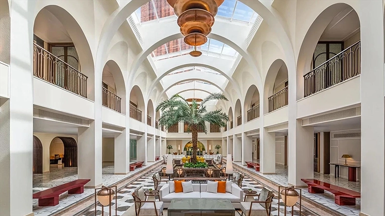 Sảnh lễ tân với kiến trúc Ý