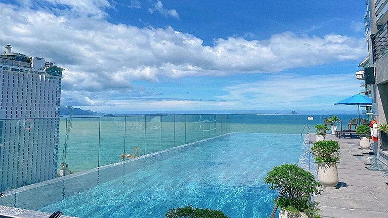 Hồ bơi vô cực hướng biển