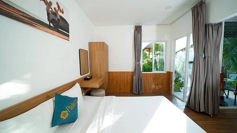 Superior Family Pool View