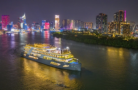 Ăn Tối Trên Du Thuyền Sang Trọng REVER Sài Gòn