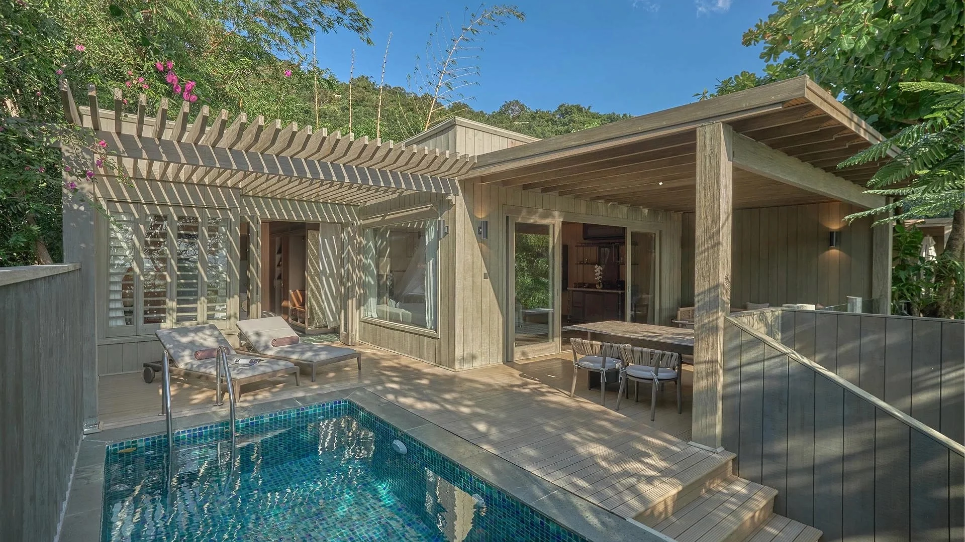 villa Oceanfront Nha Trang khác gì resort Nha Trang
