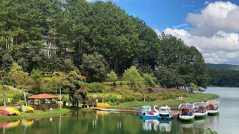 Hoạt động giải trí bên hồ