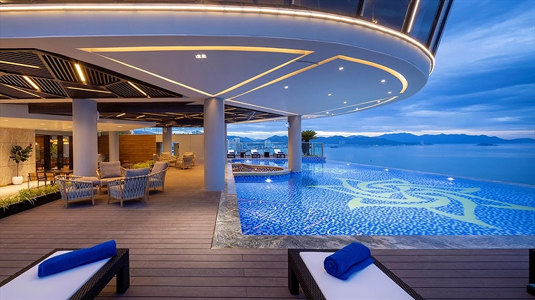 Hồ bơi tầng thượng