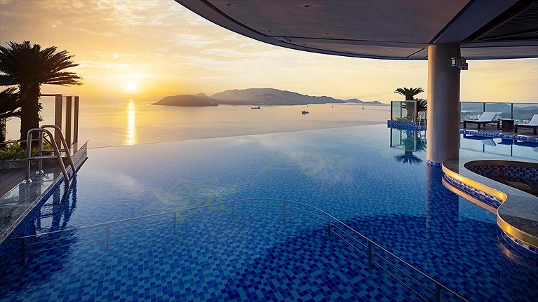 Hồ bơi tầng thượng