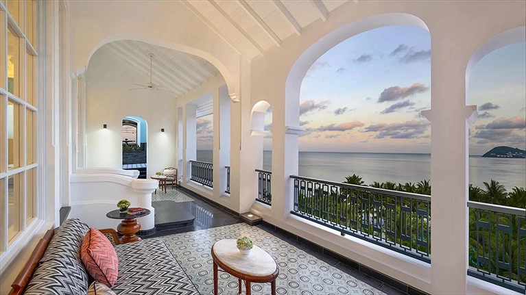 Ban công riêng và lối lên tháp tắm nắng, hồ bơi của căn Turquoise Suite with private pool