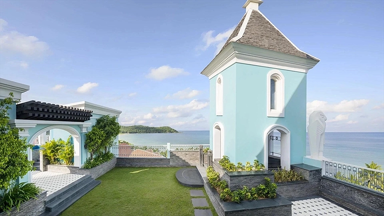 Tháp tắm nắng của căn Turquoise Suite with private pool