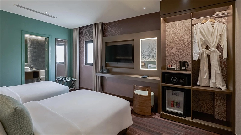 Premier Twin With Window