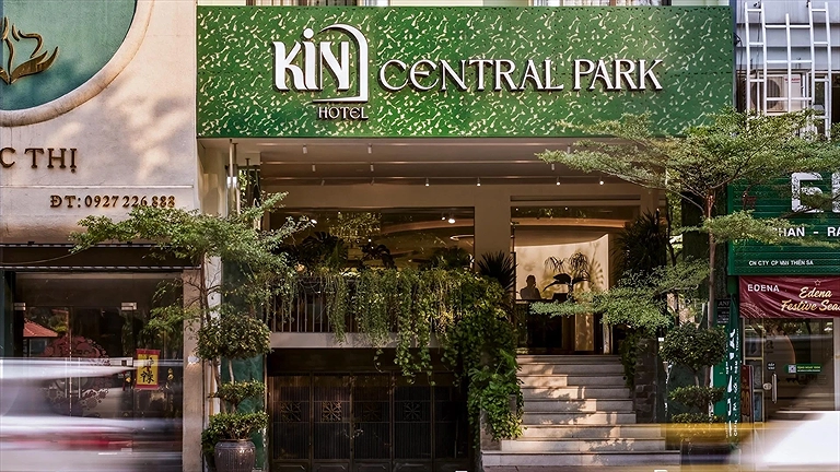Phía trước Khách sạn KiN Central Park Hồ Chí Minh