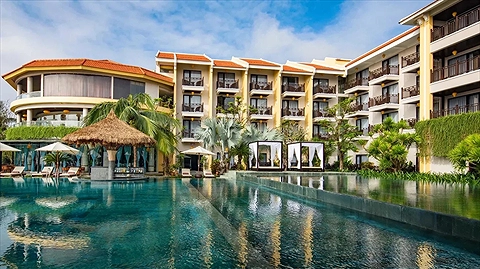Hồ bơi với tầm nhìn ra sông Hoài