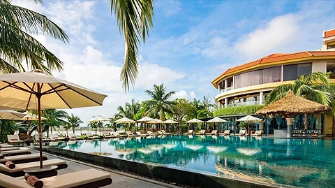 Hồ bơi với tầm nhìn ra sông Hoài