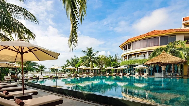 Hồ bơi với tầm nhìn ra sông Hoài