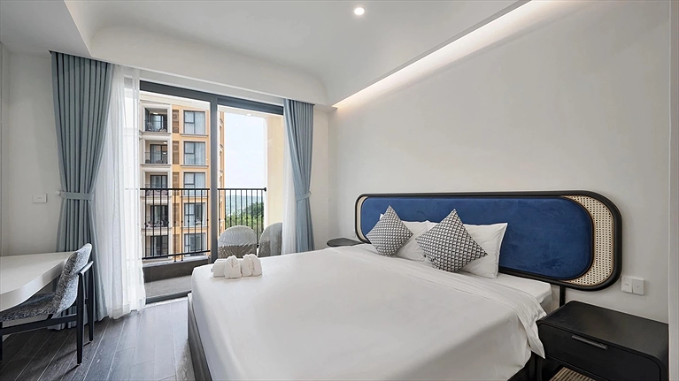 Studio Moutain/City View