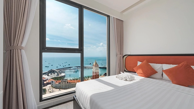 Two Bedroom Ocean & Fireworks Apartment