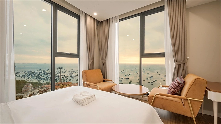 Two Bedroom Ocean & Fireworks Apartment (Căn góc)