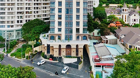 Phía trước khách sạn 