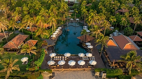 Hồ bơi lúc bình minh