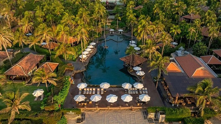 Hồ bơi lúc bình minh