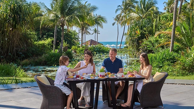Quang cảnh Đầm phá từ nhà hàng L' Anmien
