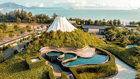 Hồ bơi ba tầng dưới chân núi Phú Sĩ
