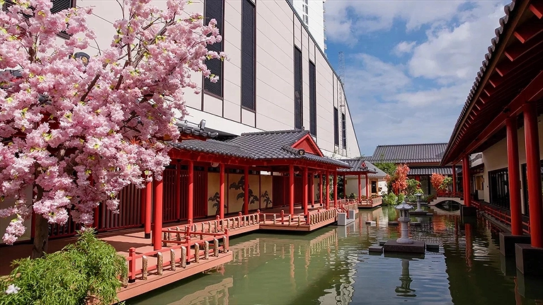 Khu vực tắm Onsen ngoài trời tại tầng 4 khu công viên nước