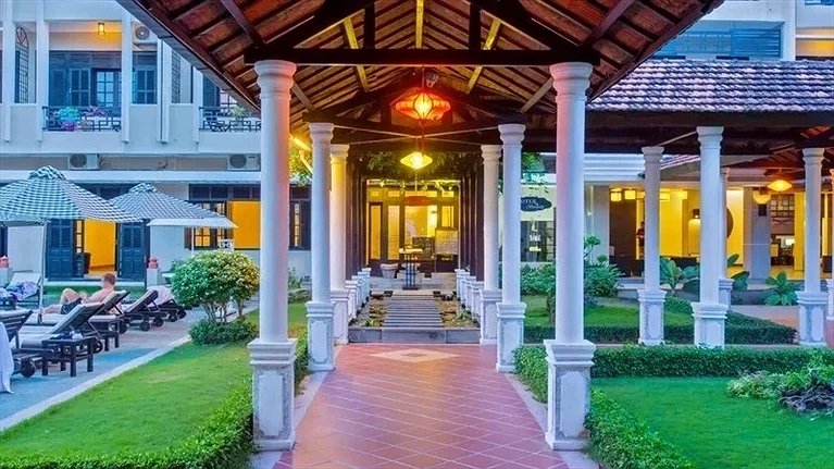 Quang cảnh bên ngoài khách sạn