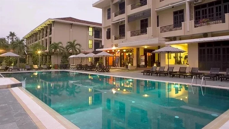 Hồ bơi ngoài trời