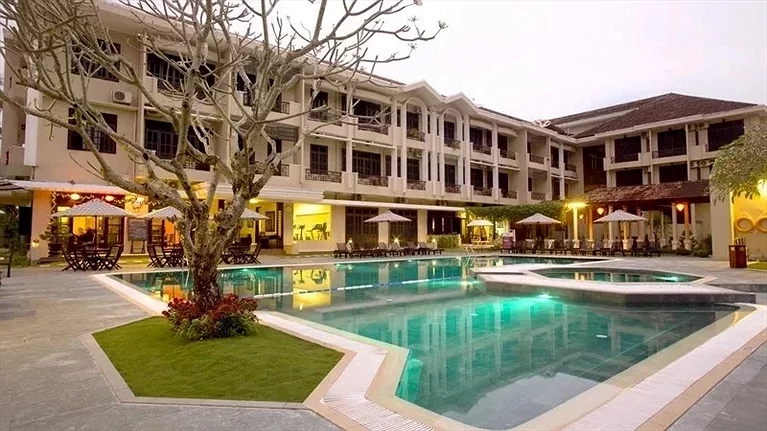 Hồ bơi ngoài trời
