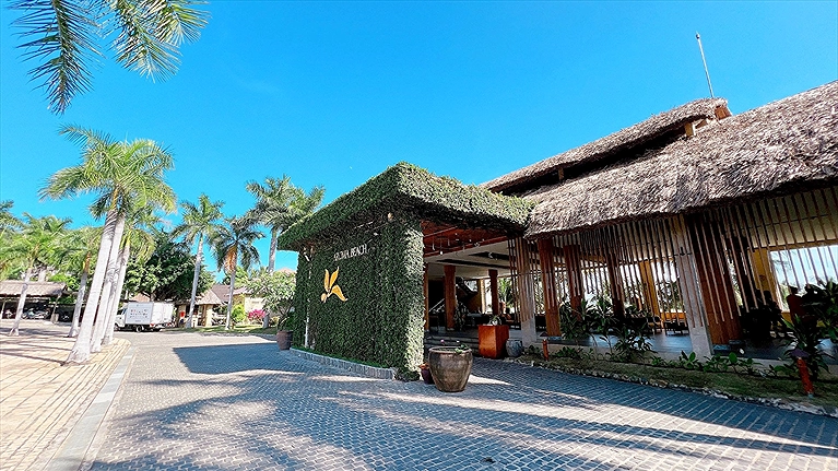 Phía trước Aroma Beach Resort & Spa Phan Thiết