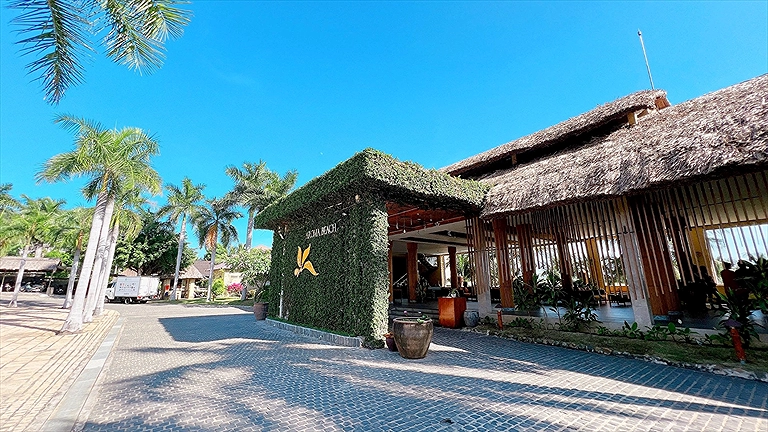 Phía trước Aroma Beach Resort & Spa Phan Thiết