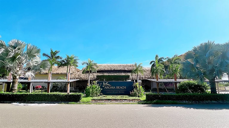 Phía trước Aroma Beach Resort & Spa Phan Thiết