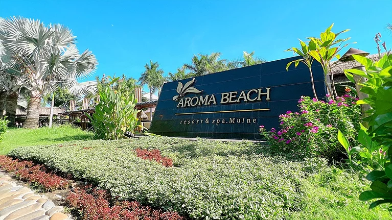 Phía trước Aroma Beach Resort & Spa Phan Thiết