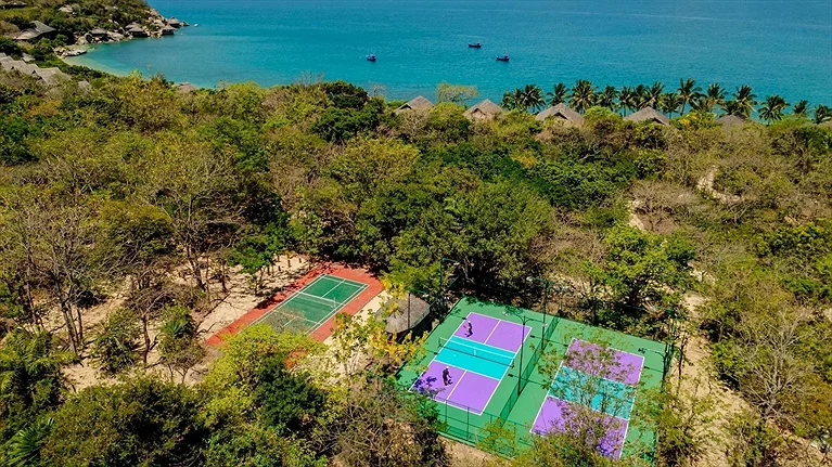 Sân tennis và pickle ball giữa rừng núi