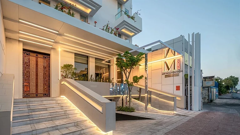 Phía trước Khách sạn M Village Nguyễn Kiệm Hồ Chí Minh