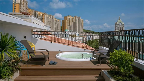 Sân thượng với bồn tắm